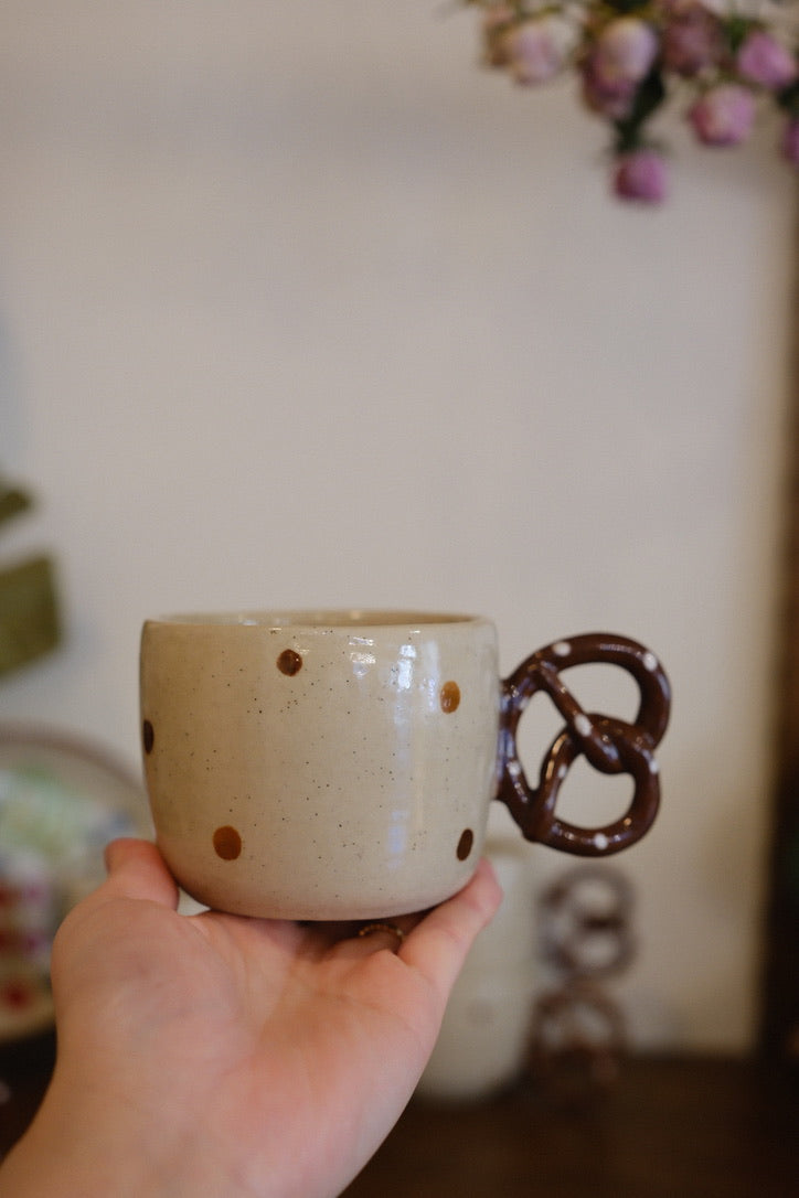 Little Nooks Ceramics | Handcrafted Ceramic Mug with Pretzel Handle 🥨 椒盐饼干杯