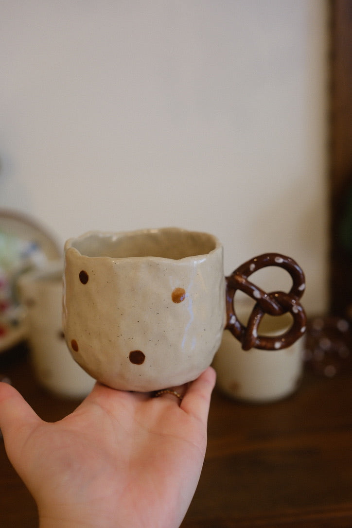 Little Nooks Ceramics | Handcrafted Ceramic Mug with Pretzel Handle 🥨 椒盐饼干杯