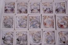 Load image into Gallery viewer, Dried Botanical Flowers Scented Wax Tablet | Gypsum Plaster 干花扩香蜡牌/石膏牌 (Pre-order)
